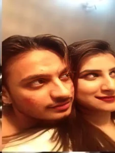 Indian Husband Exposes His Sexy Wife’s Huge Boobs