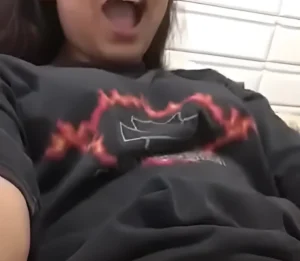 Indian Porn Video of an Amateur Girlfriend Finger Fucking Her Pussy on Cam