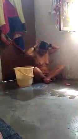 Mature Bhabhi’s Nude MMS Bath Video Captured by Devar