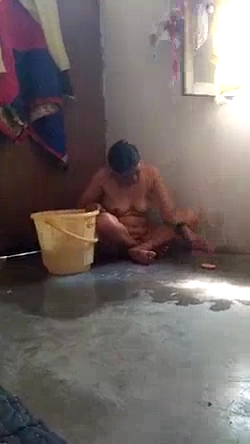 Mature Bhabhi’s Nude MMS Bath Video Captured by Devar