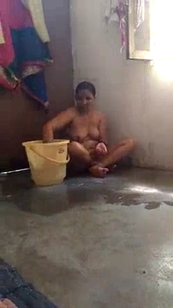 Mature Bhabhi’s Nude MMS Bath Video Captured by Devar