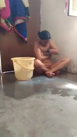 Mature Bhabhi’s Nude MMS Bath Video Captured by Devar