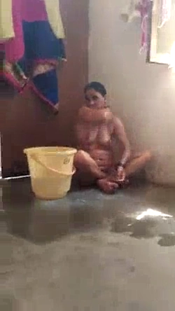 Mature Bhabhi’s Nude MMS Bath Video Captured by Devar