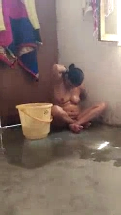 Mature Bhabhi’s Nude MMS Bath Video Captured by Devar