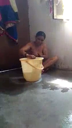 Mature Bhabhi’s Nude MMS Bath Video Captured by Devar