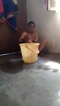 Mature Bhabhi’s Nude MMS Bath Video Captured by Devar