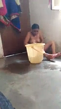 Mature Bhabhi’s Nude MMS Bath Video Captured by Devar