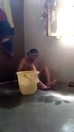 Mature Bhabhi’s Nude MMS Bath Video Captured by Devar