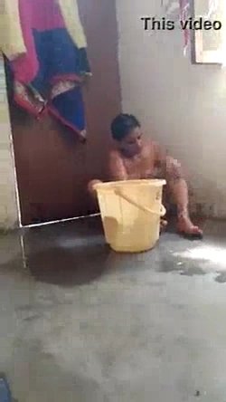 Mature Bhabhi’s Nude MMS Bath Video Captured by Devar