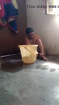 Mature Bhabhi’s Nude MMS Bath Video Captured by Devar