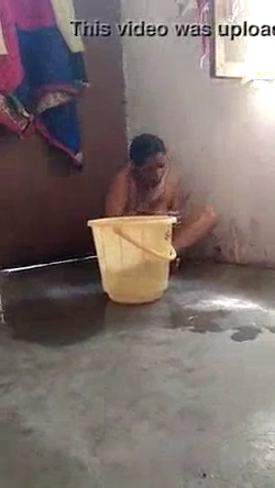 Mature Bhabhi’s Nude MMS Bath Video Captured by Devar