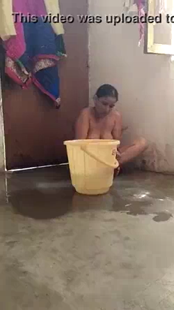 Mature Bhabhi’s Nude MMS Bath Video Captured by Devar