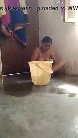 Mature Bhabhi’s Nude MMS Bath Video Captured by Devar