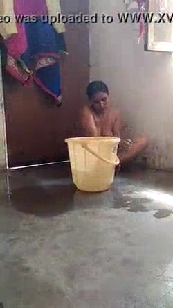 Mature Bhabhi’s Nude MMS Bath Video Captured by Devar