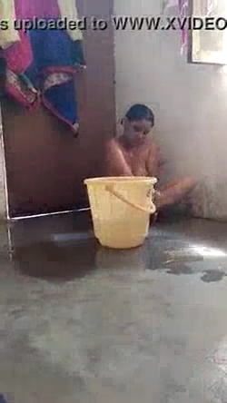 Mature Bhabhi’s Nude MMS Bath Video Captured by Devar
