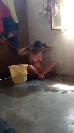 Mature Bhabhi’s Nude MMS Bath Video Captured by Devar