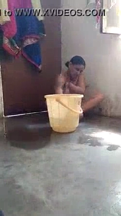 Mature Bhabhi’s Nude MMS Bath Video Captured by Devar
