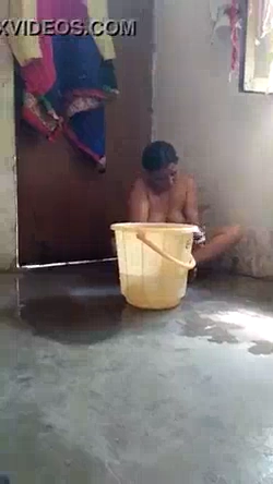 Mature Bhabhi’s Nude MMS Bath Video Captured by Devar
