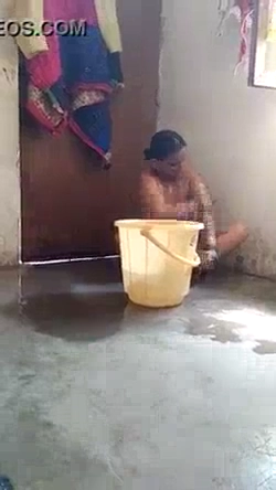 Mature Bhabhi’s Nude MMS Bath Video Captured by Devar