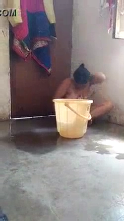Mature Bhabhi’s Nude MMS Bath Video Captured by Devar