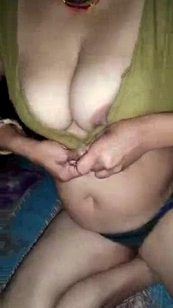 Busty Bhabhi Boob Show to Her Illicit Sex Lover
