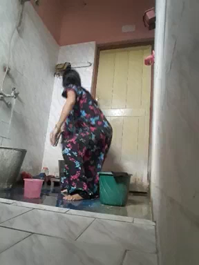 Desi Bhabhi Nude Bath on Cam for Her Devar