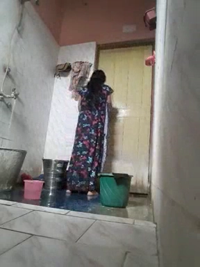Desi Bhabhi Nude Bath on Cam for Her Devar