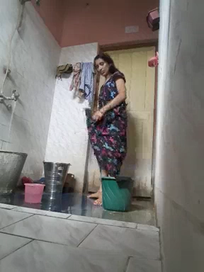 Desi Bhabhi Nude Bath on Cam for Her Devar