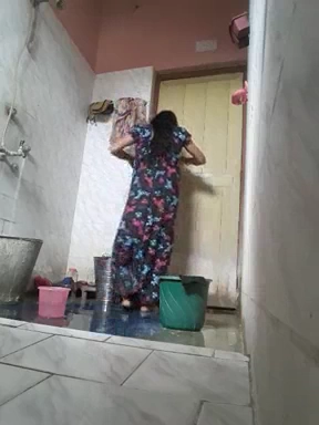 Desi Bhabhi Nude Bath on Cam for Her Devar