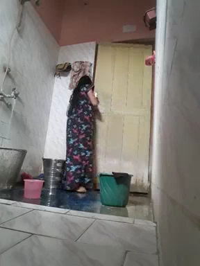 Desi Bhabhi Nude Bath on Cam for Her Devar
