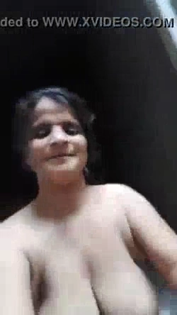 Mature Indian Aunty Nude Show on Selfie Cam