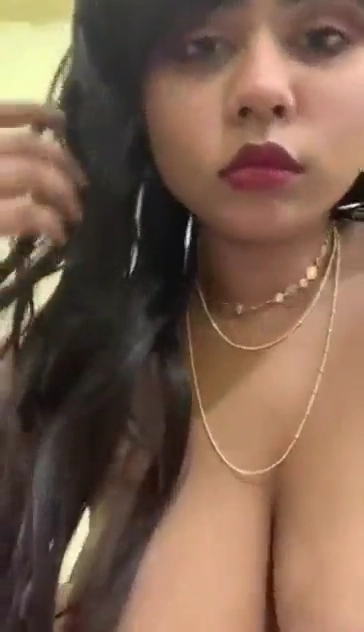 Big Tits Desi Slut Flaunts Her Big Boobs on Cam