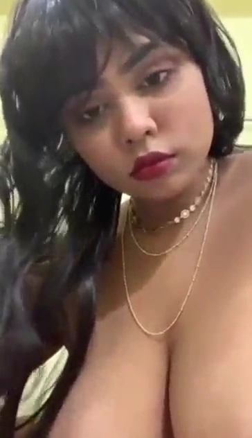 Big Tits Desi Slut Flaunts Her Big Boobs on Cam