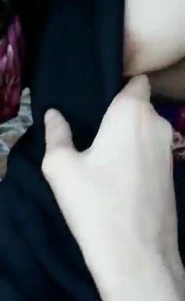 Muslim Teen Boob Show to Her Boyfriend in the Outdoor
