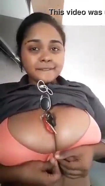 Huge Indian Boob Show MMS Selfie Video