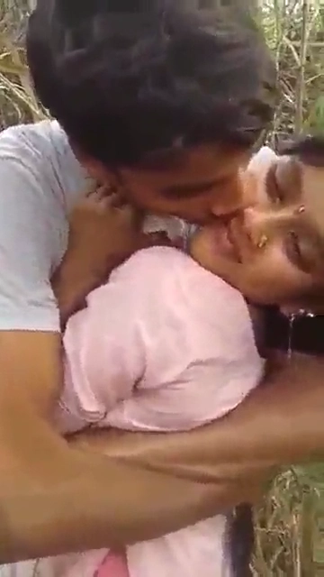 Dehati Bhabhi Sharing Sex in the Outdoors MMS Video