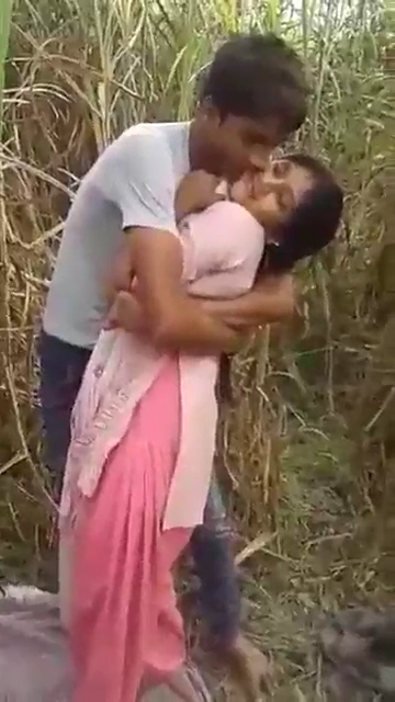 Dehati Bhabhi Sharing Sex in the Outdoors MMS Video