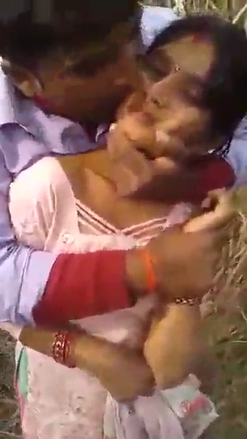 Dehati Bhabhi Sharing Sex in the Outdoors MMS Video