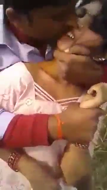 Dehati Bhabhi Sharing Sex in the Outdoors MMS Video