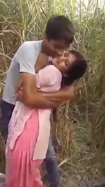Dehati Bhabhi Sharing Sex in the Outdoors MMS Video