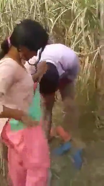 Dehati Bhabhi Sharing Sex in the Outdoors MMS Video